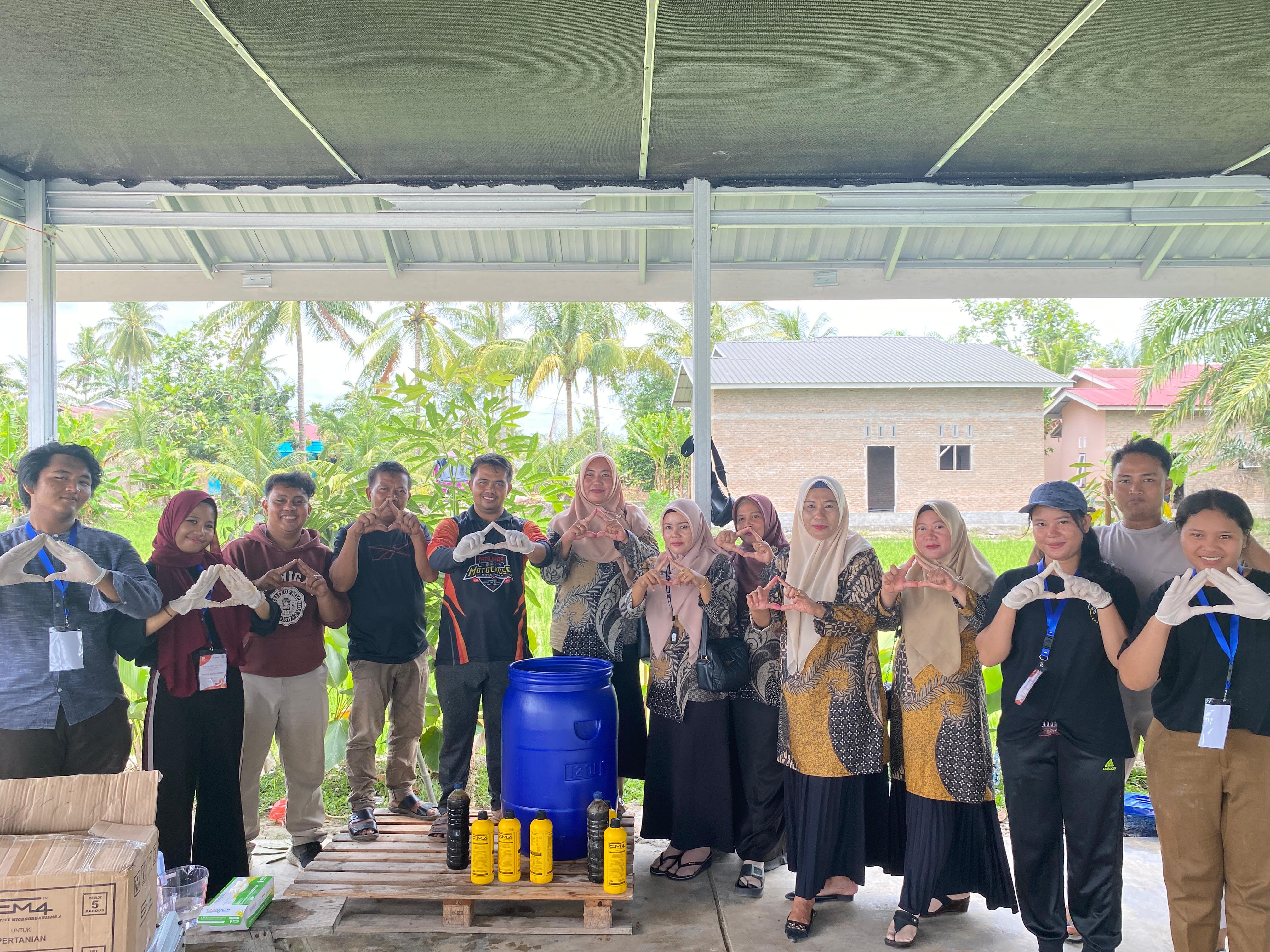 Pengolahan Limbah Rumah Tangga menjadi Pupuk Organik Cair "Kutaku Sejahtera" di desa Kuala Tanjung